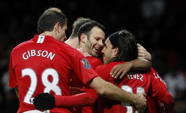 Na archívnej snímke futbalisti Manchestru United zľava: Darron Gibson, Ryan Giggs a Carlos Tevez.