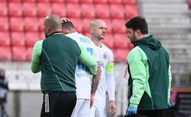 Na snímke vľavo odchádza zranený kapitán Slovana Juraj Kucka a utešuje ho náhradný kapitán v zápase Vladimír Weiss ml.