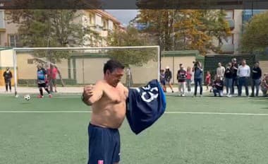 Slovenský Maradona premenil pokutový kop a potom sa vyzliekol...