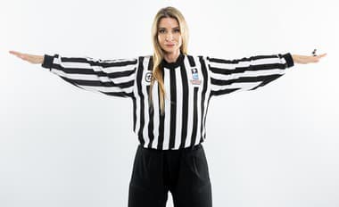 Medzinárodná rozhodkyňa IIHF Magdaléna Jonáková ukázala vybrané signalizácie: Poznáte pravidlá?