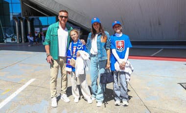Marián Hossa s rodinou prišli podporiť Slovensko v zápase MS proti Kazachstanu.