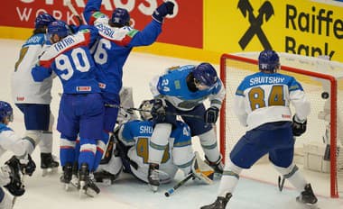 Slovenský hokejista Martin Pospíšil strieľa úvodný gól počas zápasu základnej B-skupiny Slovensko - Kazachstan.