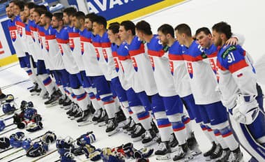 Slovenskí hokejisti počas hymny po víťazstve 4:0 po zápase základnej B-skupiny Slovensko - Poľsko.