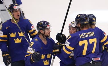 Radosť hokejistov Švédska po góle v zápase so Slovenskom na MS 2024