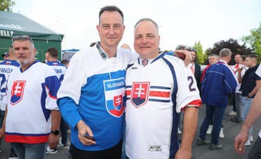 Atmosféru ostravskej fanzóny si naplno vychutnávali aj bývalý minister kultúry Daniel Krajcer s bratislavským županom Jurajom Drobom