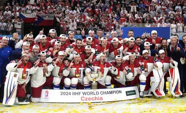 Českí hokejisti pózujú s trofejou po výhre vo finálovom zápase Česká republika - Švajčiarsko.