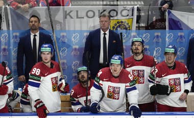  Tréner českej hokejovej reprezentácie Radim Rulík (uprostred) sleduje finálový zápas Česká republika - Švajčiarsko