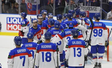 Slovenskí hokejisti po prehre s Lotyšskom.