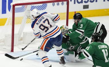 Bizarný moment v zápase NHL: Aha, čo pripravilo hviezdu Edmontonu o jasný gól