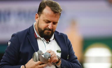 Kuriozita na Roland Garros: Rozhodca naháňal holuba
