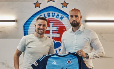 Slovenský futbalista Róbert Mak podpísal v pondelok dvojročnú zmluvu so Slovanom Bratislava.