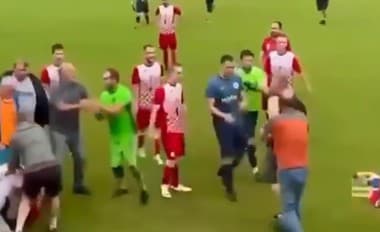 Brutálna bitka po dedinskom futbale: Opitý fanúšik kopol ležiaceho hráča do hlavy!