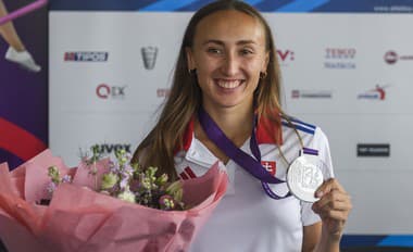 Na snímke atlétka Gabriela Gajanová so striebornou medailou.