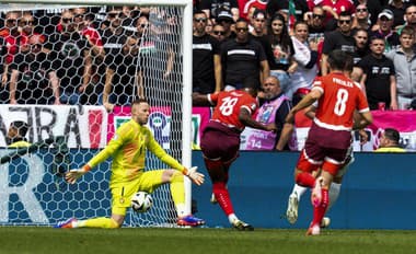 Švajčiarsky hráč Kwadwo Duah (uprostred) strieľa úvodný gól počas zápasu A-skupiny Maďarsko - Švajčiarsko.