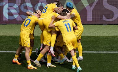 Hráči Rumunska a ich gólová radosť na EURO 2024