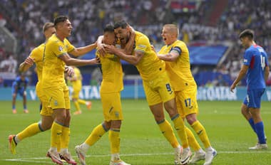 Radosť ukrajinských futbalistov po góle.