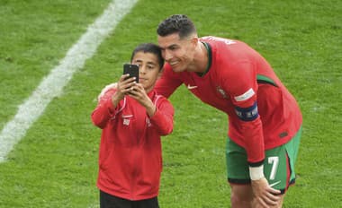 Skúšali to viacerí, uspel len jeden: Ronaldo sa odfotil s chlapcom, ktorý vybehol na trávnik