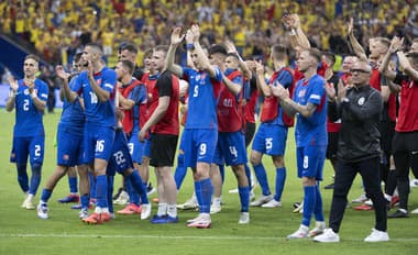 Na snímke vpravo tréner Slovenska Francesco Calzona a slovenskí futbalisti sa radujú po zápase.