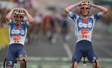 Dramatický finiš prvej etapy Tour de France: Pelotón prekvapili dvaja tímoví kolegovia