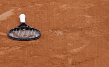 Štart Novaka Djokoviča vo štvrťfinále Roland Garros je po zranení otázny.