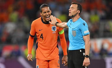Holandský kapitán po semifinále besnel: Za TOTO sa rozhodcovia budú spovedať!