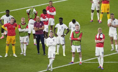 Anglickí futbalisti po prehre vo finále dlho nezúfali: Tieto sexice na nich čakali!