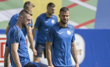 Na snímke slovenskí futbaloví reprezentanti zľava kapitán tímu Milan Škriniar a Dávid Hancko.