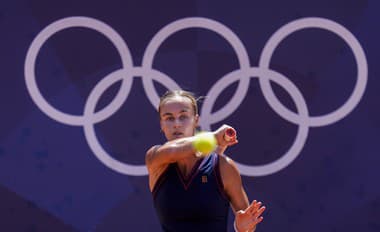 Slovenská tenistka Anna Karolína Schmiedlová odvracia úder Češky Barbory Krejčíkovej vo štvrťfinále ženskej dvojhry na XXXIII. letných olympijských hrách 2024 v Paríži.