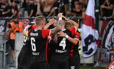 Trnavskí futbalisti sa tešia zo streleného gólu.