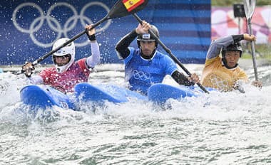 Sprava Japonec Juuki Tanaka, slovenský vodný slalomár Matej Beňuš a Španiel Miquel Travé  v kvalifikačnej jazde kajak krosu počas XXXIII. letných olympijských hier v Paríži