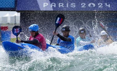 Zľava Brit Joseph Clarke, slovenský vodný slalomár Jakub Grigar a Peter Kauzer  zo Slovinska v rozjazde kajak krosu počas XXXIII. letných olympijských hier v Paríži 