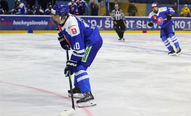 Michal Svrček s pukom na hokejke počas Hlinka Gretzky Cupu 2024.