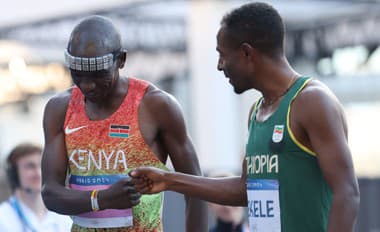 Legendárny kenský maratónec Eliud Kipchoge (vľavo).