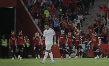 Futbalisti RCD Mallorca oslavujú gól do siete Realu Madrid. 