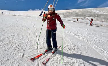 21. 8. Vo švajčiarskom stredisku Zermatt opäť stojí na lyžiach a zatiaľ len voľne lyžovala.