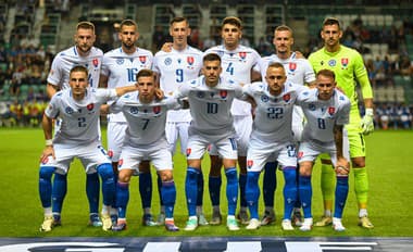 Slovenskí futbaloví reprezentanti pózujú pre skupinovú fotografiu pred zápasom 1. kola C-divízie 1. skupiny futbalovej Ligy národov vo futbale Estónsko - Slovensko v Tallinne. 