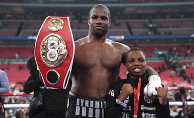 Britský boxer Daniel Dubois, ktorý si udržal titul majstra sveta v ťažkej váhe organizácie IBF.