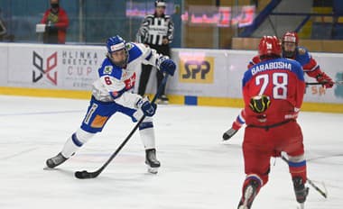 Na snímke vľavo hráč Slovenska Jozef Viliam Kmec a hráč Ruska Artem Baraboša počas finálového zápasu Hlinka Gretzky Cupu Slovensko U18 - Rusko U18 v sobotu 7. augusta 2021 v Piešťanoch.