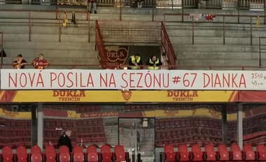 Dojímavý odkaz v Trenčíne: Na najväčšiu hviezdu vytiahli fanúšikovia veľký transparent