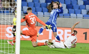 Na snímke uprostred Jurij Medveděv (Slovan), vpravo Lazar Stojsavljevič a vľabo brankár Matúš Sláviček (obaja Trenčín).