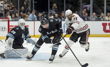 Obranca Michael Kesselring (7) z Utahu Hockey Club a ľavé krídlo Patrick Maroon z Chicaga Blackhawks v súboji o puk.