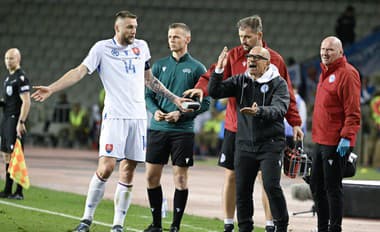 Na snímke v popredí vpravo tréner Slovenska Francesco Calzona a vľavo Milan Škriniar.