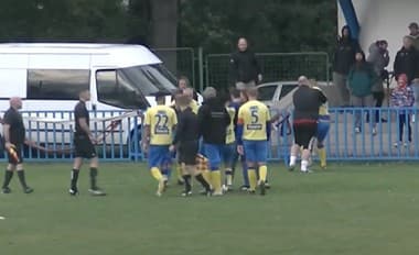 Šialenstvo na dedinskom futbale v Česku: Sedem vylúčení, rozhodcovia v nemocnici a zásah polície!