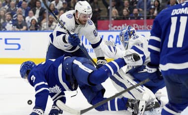 Erik Černák (Tampa Bay) v súboji proti Torontu.