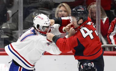 Tom Wilson a Josh Anderson v pästnom súboji. 