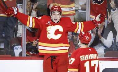 Slovenský útočník Samuel Honzek (Calgary Flames) sa raduje po góle.