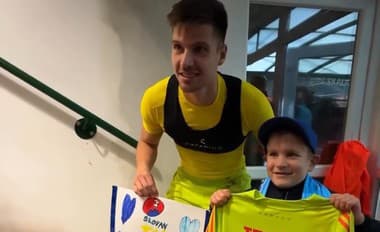 Dominik Takáč si získal srdce mladého fanúšika: Dres za keks