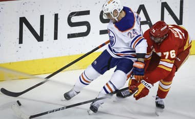 Martin Pospíšil (Calgary) v súboji s Travisom Dermottom (Edmonton).