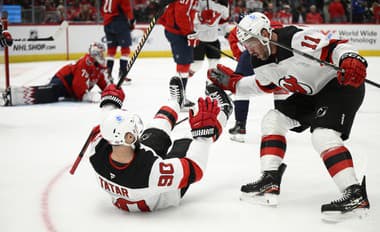 Slovenský hokejový útočník Tomáš Tatar (vľavo) strelil svoj druhý gól v sezóne, ktorým prispel k víťazstvu New Jersey na ľade Vancouveru 6:0.