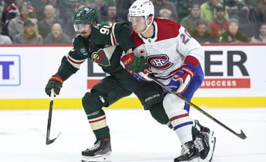 Juraj Slafkovský (Montreal) v súboji s Marcusom Johanssonom (Minnesota).